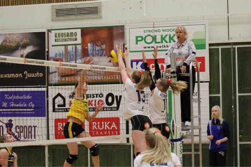 Roosa Määttä pelasi vahvasti viikonlopun peleissä keskitorjujana, samoin torjuntakaveri Milka Koskenkorva liberon paikalla.
