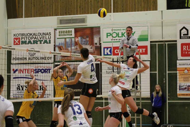 Pallo-Karhujen passari Henna Hämäläinen järjestelee hienon hyökkäyskuvion.