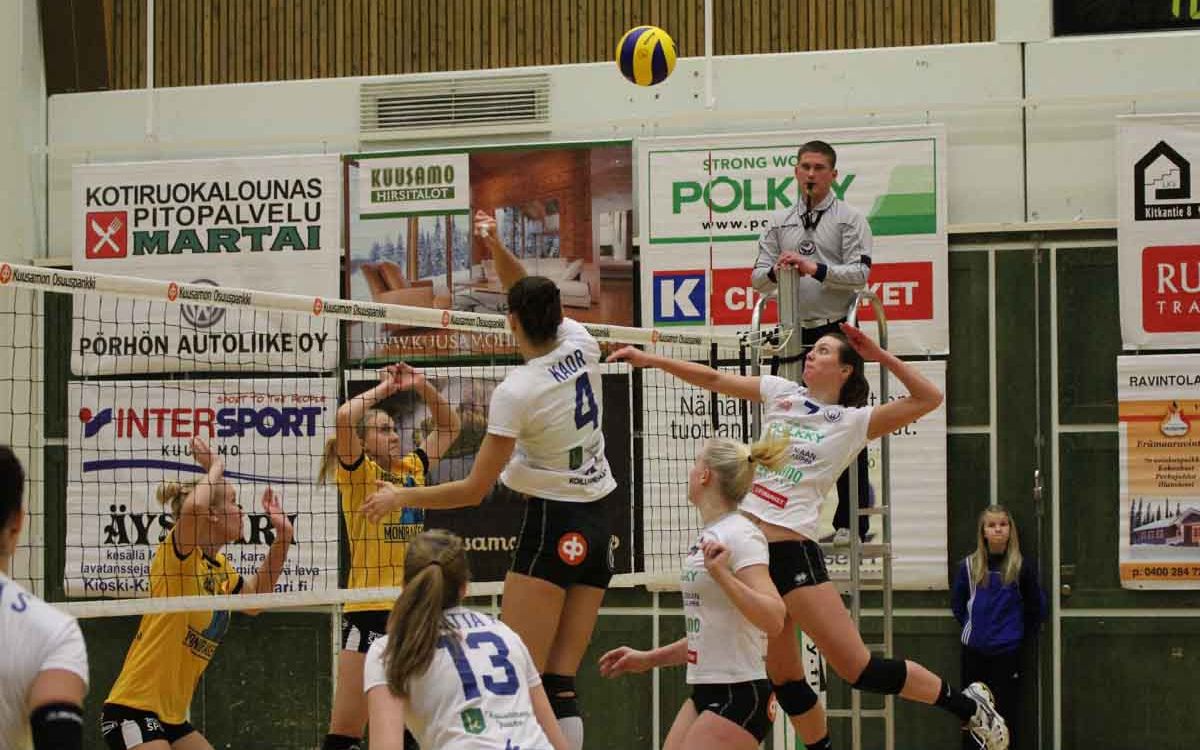 Pallo-Karhujen passari Henna Hämäläinen järjestelee hienon hyökkäyskuvion.